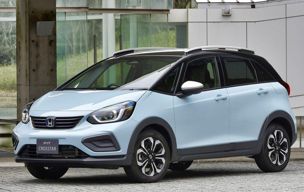 oceanus_ossy's tweet photo. これから7年目の車検通してまだ乗り換えるつもりも無いんですけど、次は予算と燃費から小さいクルマにしないとダメっぽい。軽にしろって言われる可能性も高い中、一番現実的な候補がこれ↓
国産コンパクトの中ではデザイン・実用性・燃費のバランスが最高。ワイが乗っててもたぶん違和感ないと思う。 https://t.co/HMXMJhJ6O4