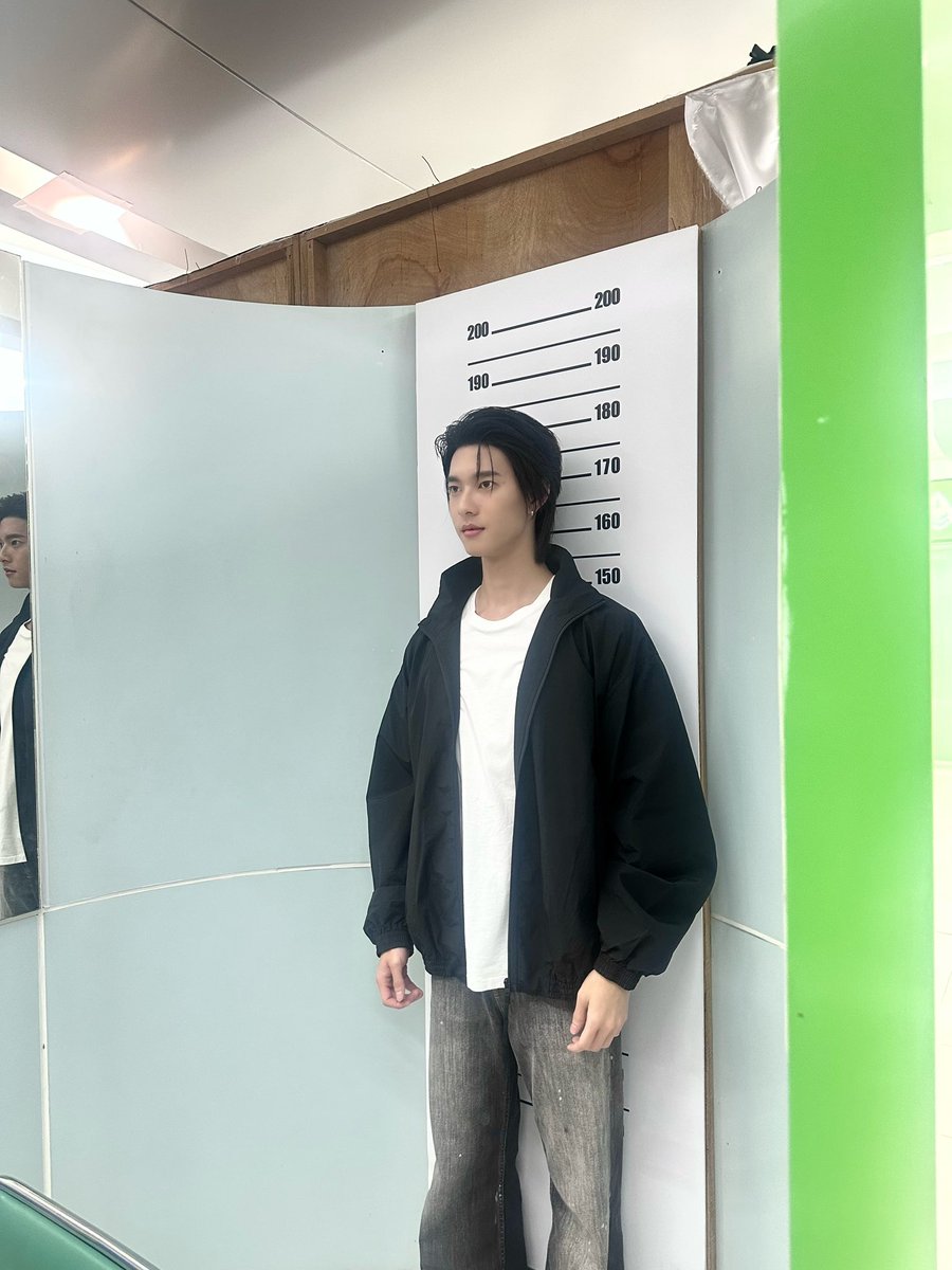 RainbowNewsent's tweet photo. หล่อแบบราชการรับรอง “พูห์ กฤติน” #ppoohkt ทำแฟนๆ ใจละลาย รูปติดบัตรยังเอาอยู่ทุกองศา

ทำเอาแฟนๆ แห่โฟกัสกันสนั่นโซเชียล เมื่อมีภาพบัตรประชาชนของ “พูห์ กฤติน” ถูกพูดถึง งานนี้หลายคนถึงกับแซวว่า ขนาดรูปติดบัตรที่ขึ้นชื่อว่าปราบเซียนที่สุด หนุ่มพูห์ยังเอาอยู่แบบสบายๆ ด้วยหน้าตาคมละมุน ออร่าความหล่อที่ทะลุเฟรม ทำให้แฟนๆ พร้อมใจกันคอมเมนต์ชื่นชมว่า “หล่อแบบราชการรับรอง” และ “รูปติดบัตรยังหล่อขนาดนี้ ตัวจริงจะขนาดไหน” เรียกว่าเป็นอีกหนึ่งโมเมนต์น่ารักๆ ที่ทำเอาโซเชียลใจละลายไปตามๆ กันทีเดียว