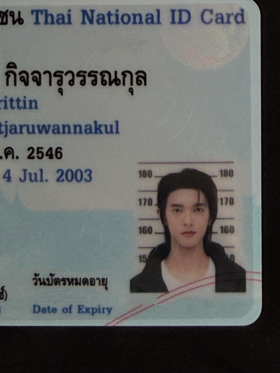 RainbowNewsent's tweet photo. หล่อแบบราชการรับรอง “พูห์ กฤติน” #ppoohkt ทำแฟนๆ ใจละลาย รูปติดบัตรยังเอาอยู่ทุกองศา

ทำเอาแฟนๆ แห่โฟกัสกันสนั่นโซเชียล เมื่อมีภาพบัตรประชาชนของ “พูห์ กฤติน” ถูกพูดถึง งานนี้หลายคนถึงกับแซวว่า ขนาดรูปติดบัตรที่ขึ้นชื่อว่าปราบเซียนที่สุด หนุ่มพูห์ยังเอาอยู่แบบสบายๆ ด้วยหน้าตาคมละมุน ออร่าความหล่อที่ทะลุเฟรม ทำให้แฟนๆ พร้อมใจกันคอมเมนต์ชื่นชมว่า “หล่อแบบราชการรับรอง” และ “รูปติดบัตรยังหล่อขนาดนี้ ตัวจริงจะขนาดไหน” เรียกว่าเป็นอีกหนึ่งโมเมนต์น่ารักๆ ที่ทำเอาโซเชียลใจละลายไปตามๆ กันทีเดียว