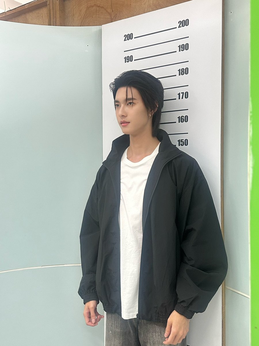 RainbowNewsent's tweet photo. หล่อแบบราชการรับรอง “พูห์ กฤติน” #ppoohkt ทำแฟนๆ ใจละลาย รูปติดบัตรยังเอาอยู่ทุกองศา

ทำเอาแฟนๆ แห่โฟกัสกันสนั่นโซเชียล เมื่อมีภาพบัตรประชาชนของ “พูห์ กฤติน” ถูกพูดถึง งานนี้หลายคนถึงกับแซวว่า ขนาดรูปติดบัตรที่ขึ้นชื่อว่าปราบเซียนที่สุด หนุ่มพูห์ยังเอาอยู่แบบสบายๆ ด้วยหน้าตาคมละมุน ออร่าความหล่อที่ทะลุเฟรม ทำให้แฟนๆ พร้อมใจกันคอมเมนต์ชื่นชมว่า “หล่อแบบราชการรับรอง” และ “รูปติดบัตรยังหล่อขนาดนี้ ตัวจริงจะขนาดไหน” เรียกว่าเป็นอีกหนึ่งโมเมนต์น่ารักๆ ที่ทำเอาโซเชียลใจละลายไปตามๆ กันทีเดียว