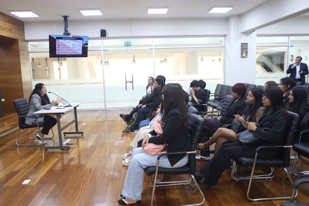 TC_Peru's tweet photo. ▶️ Un grupo de estudiantes de la Facultad de Derecho de la @cientifica_sur con sede en Ate, visitó el Tribunal Constitucional (TC) y recibió una charla informativa sobre las funciones y atribuciones de la institución, así como, de los procesos constitucionales. https://t.co/FQmSlrZftG
