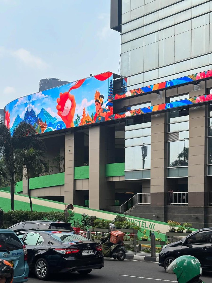 Hidupsebagai62's tweet photo. - Tulisan Hotelnya kayak jadul banget
- Ngk nyambung sama ornamen gambar diatasnya
- Ijo miskin
- Lebih mirip ke parkiran atrium senen https://t.co/kvyEqJwDIY