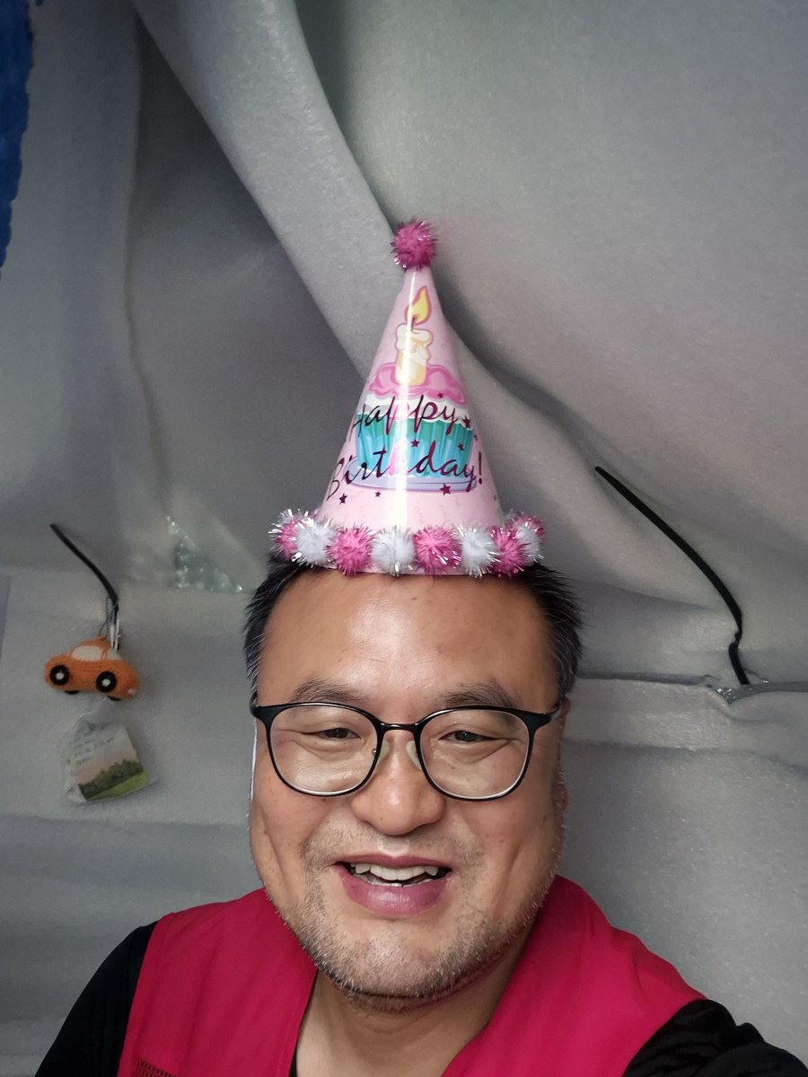 Ykko17Gi's tweet photo. 이재명정부는 근로기준법 제58조 4항에서 위임한 공짜노동을 근절할 대통령시행령 즉각 제정하라!

ㅡ 맹성규 국회 국토교통위원장 지역사무실 앞 고공농성투쟁 97일차 (7/3) ㅡ

아마도 오늘은 평생 잊지못할 하루가 될 것 같다.
말벌동지들이 생일에 뭔가를 준비한다길래 살짝 기대를 하긴 했지만 이렇게까지 할 줄이야~

5명~10명 정도의 동지들이 오지 않을까 했는데 한눈에 봐도 너무 많다.
일이 점점 커져버렸다. 당황함!

오늘 선전전 도중 율동을 조금 보여주지 않을까 했는데 아예 문화공연장을 만들어준 것이다.
엊그제 벙개공연을 해줬던 소수윗동지는 오늘도 공연을~~

특별하지도 않은 내가 뭐라고, 이렇게까지 황송한 대접을 받는게 맞나?

내가 동지들에게 해준 건 아무것도 없는데, 나는 무한정 받기만 한다.
그래서 동지들에게 고맙다고, 눈물 나도록 고맙다고 노래를 준비했다.

잘 부르지는 못하지만 노래를 준비하면서 너무 행복했다.
역시 선물은 받는 것도 좋지만 주는 행복감은 훨씬 더 크다.

오늘의 하이라이트는 동지들이 써준 편지노트와 그림!
1도 생각지도 못한 선물이었기에 눈에 눈물만 그렁그렁 맺혔다.

그럴일도 없겠지만 혹시라도 힘들때 두고두고 봐야겠다.
평생 간직할 소중한 선물!

난생 처음 경험하는 특별한 생일!
이게 처음이자 마지막이겠지?
아님 내년에도???
여하튼 고공에 올라온 후 최고로 행복한 날이다.

※ 사진, 영상은 여기저기서~~
