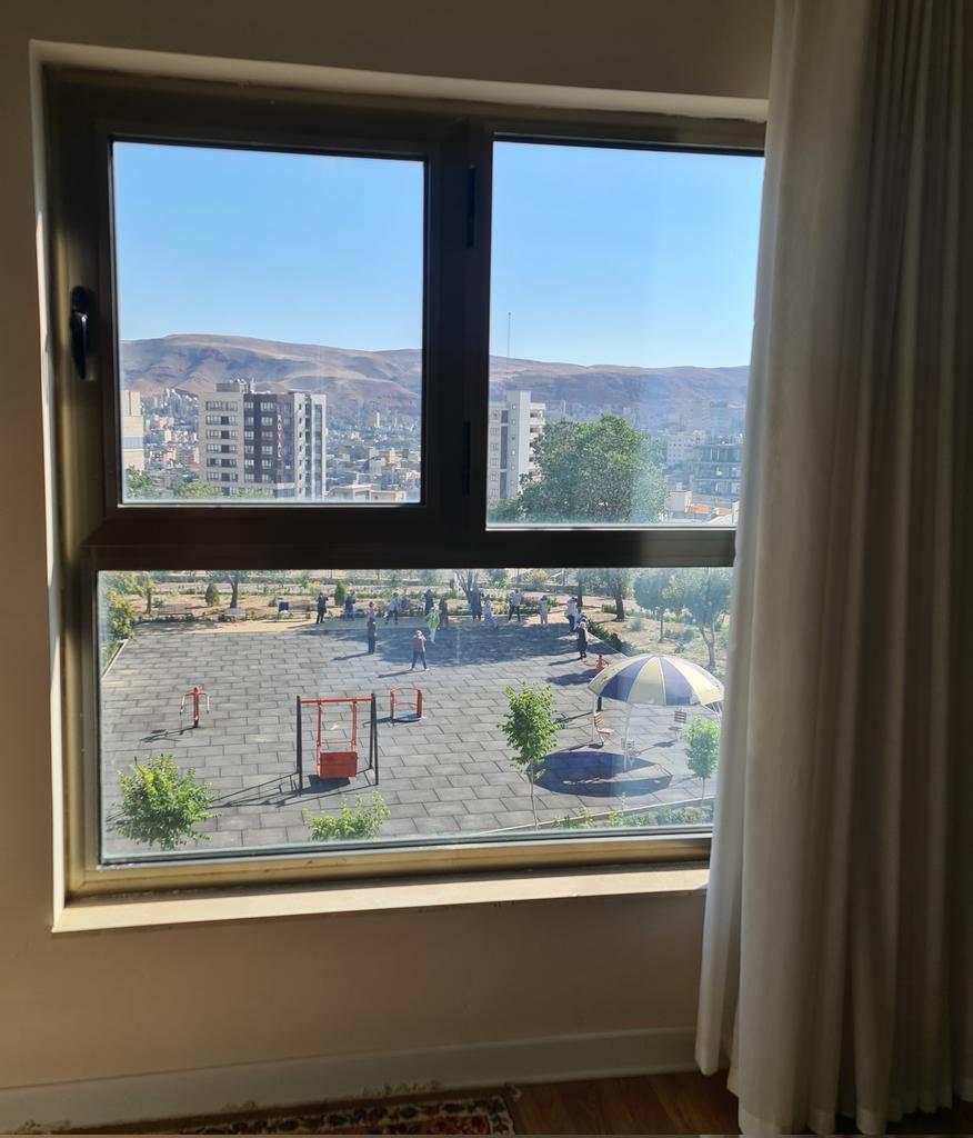 becomingjomarch's tweet photo. ساعت۷:۳۰  مربیشون سوت زد ، منم بیدار شدم 🙂
همین‌که صدای ضبطشونو تا فلک بلند نکردن با صدای اون نپریدم از خواب باید برم تشکر کنم ازشون 
خب اینا چند سالشونه انقد بی‌درکن ، از کوچیکترها چه انتظاری میره 
صرفا یه فضای سبزه محلی بین چندتا ساختمون درست کردن اینا فک می‌کنن جیمه 🤦🏻‍♀️ https://t.co/CWfEHOuhN3