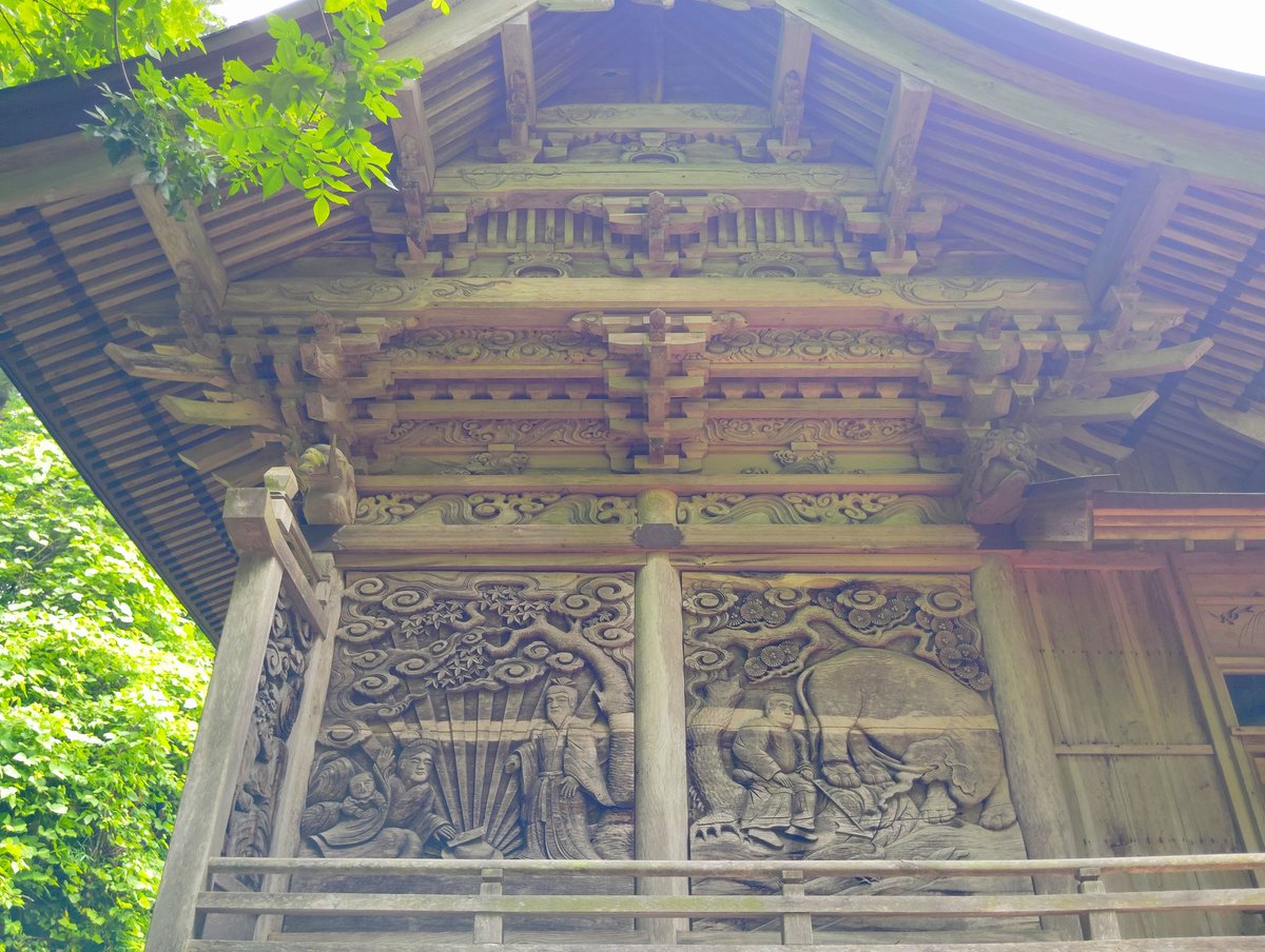5P1T2C0FF33's tweet photo. 養老元年（７１７年）勧請の古社。
当初は妙見山法眼寺と称したが、明治時代に入り興田神社と改称。
拝殿及び本殿の壁面をぐるりと囲む様に霊獣や力神、中国の故事成語などに由来する精緻な彫刻が施されている。
興田神社（一関市大東町鳥海小山） https://t.co/NmtynJYnRm