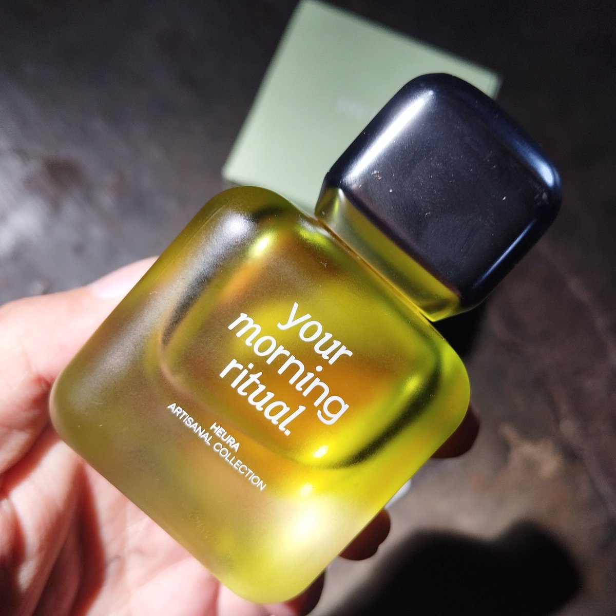 dersatile's tweet photo. Ngomong-ngomong soal parfum Heura yang your morning ritual setelah pemakaian beberapa hari demgan aktivitas indoor, so far enak aromanya. Makin lama nempel di baju makin enak.

Mamaku notice aku wangi sekalipun udah pulang kerja. Beberapa rekan kerjaku juga  notice aromaku 🤣 https://t.co/cEu5oLOXN9