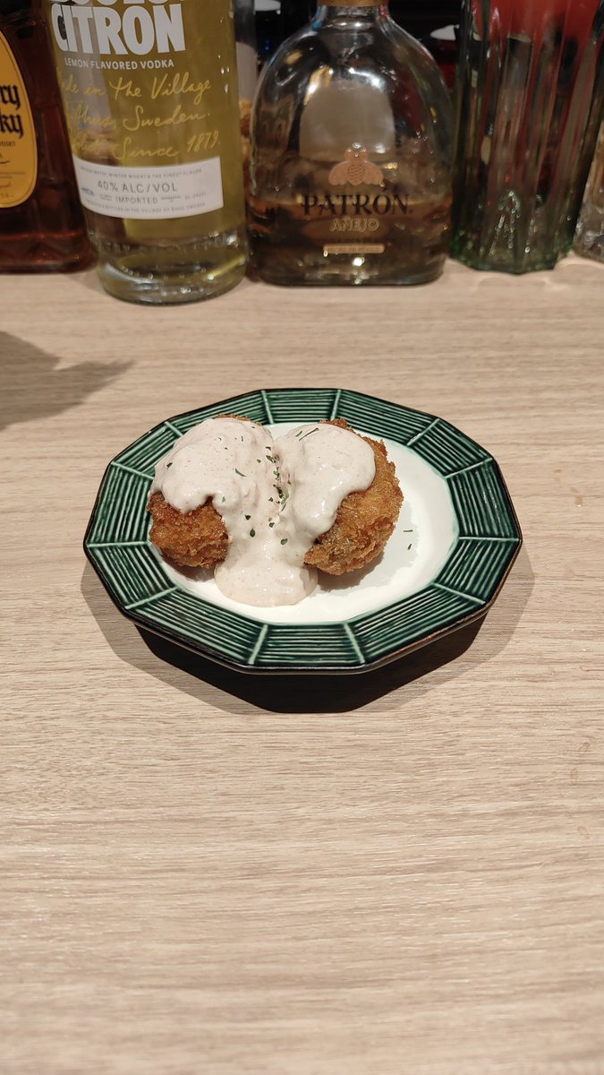 asajiin's tweet photo. BAK
オイシスター
と
カキフライ
あー…確かに合う。
スパイスの効いたタルタルソースかかったカキフライ
そこに爽やかだけどしっかりしてるビールが
油を流しつつカキフライといい感じに旨味を強調してる
美味い https://t.co/ZyZqUV4V8p
