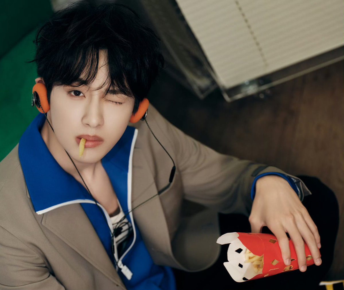 sichengupdate's tweet photo. 260704 #WINWIN Studio Weibo

Tracing an aesthetic where heritage meets innovation, #DongSicheng showcases his versatile style, stepping into a fashion world that fuses rich history with contemporary elegance. https://t.co/UZV1PRNnHK