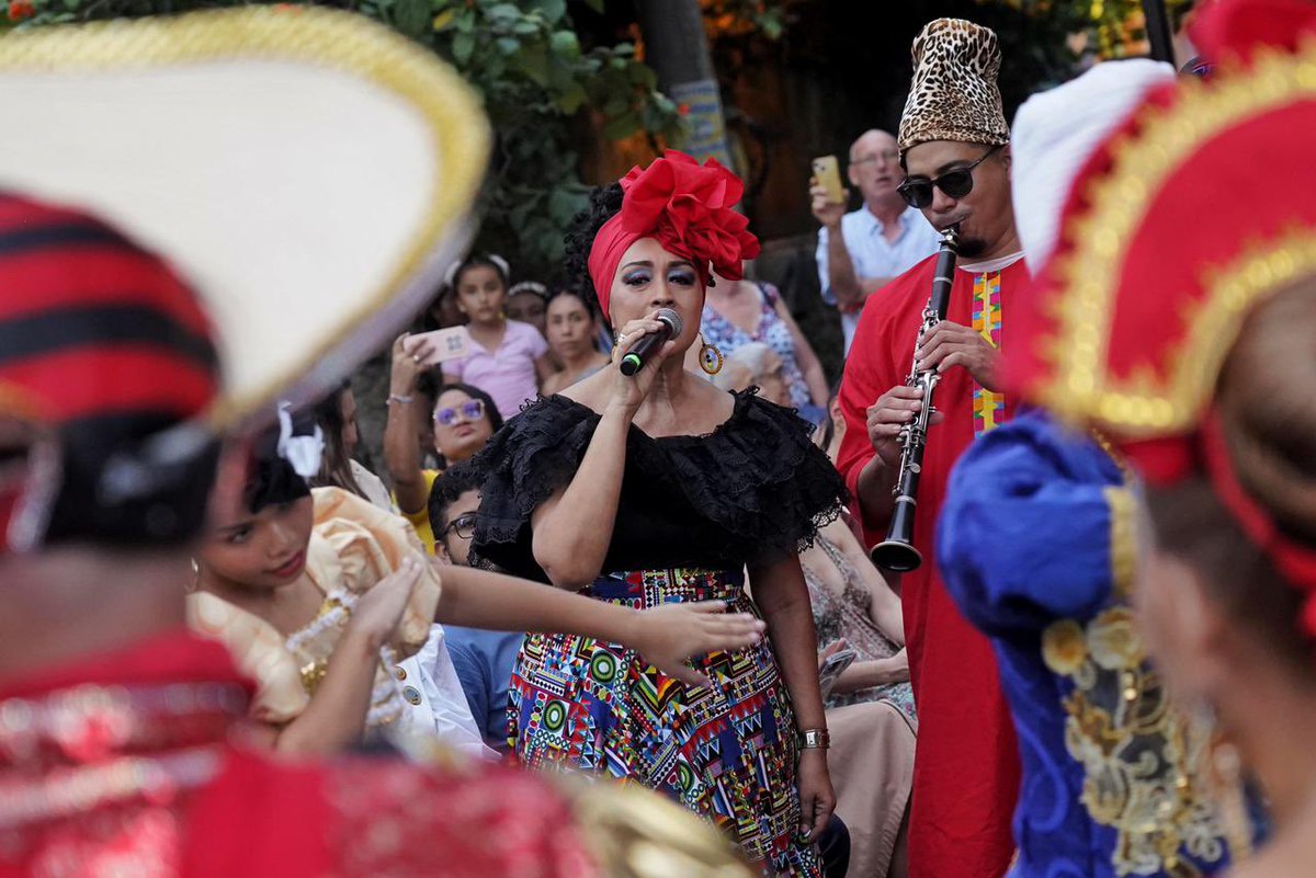 mincultura's tweet photo. @AlcaldiaCTG @Ipcc_Cartagena Este PES pone en el centro la permanencia de la comunidad frente a desafíos como la gentrificación y la turistificación, y pone de manifiesto que proteger el patrimonio también significa garantizar que las personas habiten el territorio que da sentido a su cultura. https://t.co/wuhgIbJaQe