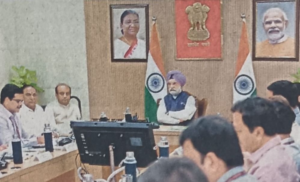 Paramjit_Jha's tweet photo. दिल्ली में #DDA की भूमि पर अतिक्रमण एक गंभीर और विकराल समस्या बन चुका है। यह शहर के सुनियोजित विकास में बड़ी बाधा है।

सोशल मीडिया की हालिया रिपोर्ट के अनुसार, #DDA ने पिछले एक वर्ष में अपनी #477_एकड़_भूमि से अवैध कब्जा हटाने का बड़ा दावा किया है।

माननीय @LtGovDelhi श्री तरनजीत सिंह संधू जी ने #DDA सलाहकार परिषद की बैठक में भूमि की निगरानी के लिए आधुनिक तकनीक के उपयोग का सख्त निर्देश दिया है।

​उन्होंने सार्वजनिक भूमि पर अवैध कब्जे के खिलाफ कठोर कदम उठाने और #FlyingSquad टीमों के माध्यम से त्वरित कार्रवाई करने को भी कहा है।

​लेकिन इन सरकारी दावों और जमीनी हकीकत में बहुत बड़ा अंतर देखने को मिलता है। खास तौर पर राजधानी के कुछ चुनिंदा बड़े इलाकों में।

​#Saidulajab और #SainikFarm क्षेत्रों में #DDA की कई सौ एकड़ कीमती भूमि है, जिस पर भू-#Mafia की गहरी नजर हमेशा बनी रहती है।

​इन महत्वपूर्ण क्षेत्रों में अपनी ही जमीन को अतिक्रमण से बचाने और वापस कब्जा लेने में #DDA का रवैया बेहद लचर और निराशाजनक रहा है।

​जब कोई जिम्मेदार संस्था या जागरूक नागरिक इन इलाकों में हो रहे अवैध निर्माण की शिकायत करता है, तो #DDA की टीम वहां जाती है।

​शिकायत के आधार पर अधिकारी उन स्थानों का दौरा जरूर करते हैं, जहां #Builder ने सरकारी जमीन पर धड़ल्ले से अतिक्रमण कर निर्माण किया है।

​लेकिन विडंबना यह है कि कार्रवाई के बजाय, अधिकारी वहां अतिक्रमण कर रहे #Builder #Mafia से अपना हिस्सा लेकर चुपचाप लौट आते हैं।

​इसका एक जीता-जागता उदाहरण 22/6/2026 की घटना है, जब #SainikFarm में एक साथ कई सरकारी एजेंसियां जांच के लिए गई थीं।

​#DDA सहित ये तमाम एजेंसियां उस दिन #SainikFarm में #DDA की भूमि पर बनाए जा रहे बड़े अवैध निर्माणों को रोकने के लिए पहुंची थीं।

​लेकिन हैरानी की बात है कि बिना कोई ठोस कानूनी कार्रवाई किए और अपना तथाकथित कट लेकर वे सभी अधिकारी वहां से वापस लौट गए।

​ऐसे में #LG महोदय के #FlyingSquad, #QuickResponseTeam और सख्त निगरानी वाले निर्देश केवल कागजों तक ही सीमित और पूरी तरह खोखले नजर आते हैं।

​हम #LG महोदय से स्पष्ट रूप से मांग करना चाहते हैं कि केवल अतिक्रमण करने वाले #Builder पर कार्रवाई की बात करना पर्याप्त नहीं है।

​सबसे पहले उन भ्रष्ट #DDA अधिकारियों पर सख्त कार्रवाई होनी चाहिए, जो #Builder के साथ मिलकर इस प्रकार के अवैध गोरखधंधे में लिप्त हैं।

​जब तक विभाग के भीतर बैठे भ्रष्ट लोगों को नहीं हटाया जाएगा, तब तक दिल्ली को अतिक्रमण मुक्त करने का सपना कभी पूरा नहीं होगा।
​
@PMOIndia @HMOIndia @DelhiPolice @official_dda @CMODelhi @gupta_rekha @DMSouthDelhi @praveshwahi @warwasfarms