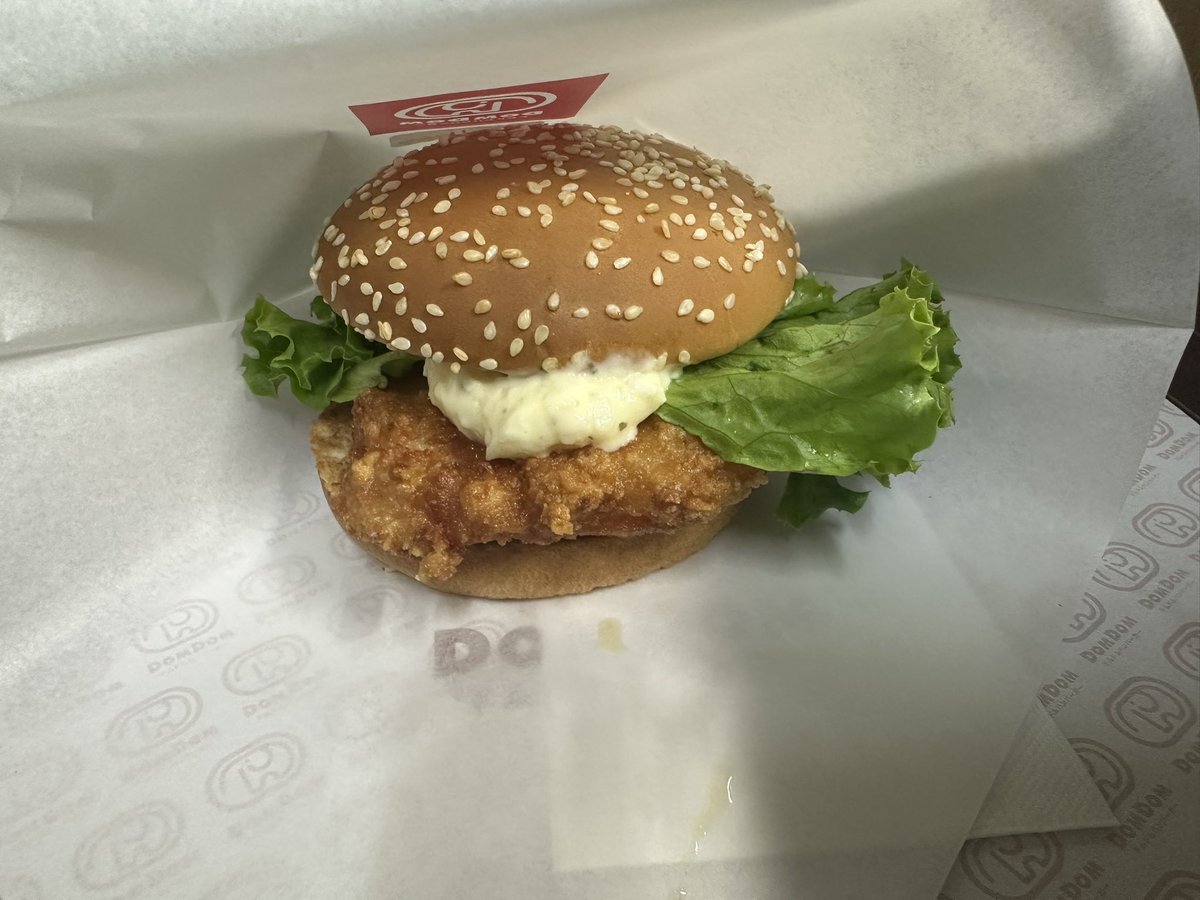 asmo__mbr's tweet photo. 食べ応えがすごい🫚🐔

#ドムドム
#期間限定
#ジンジャーチキンバーガー https://t.co/VIUYEF2Nx5