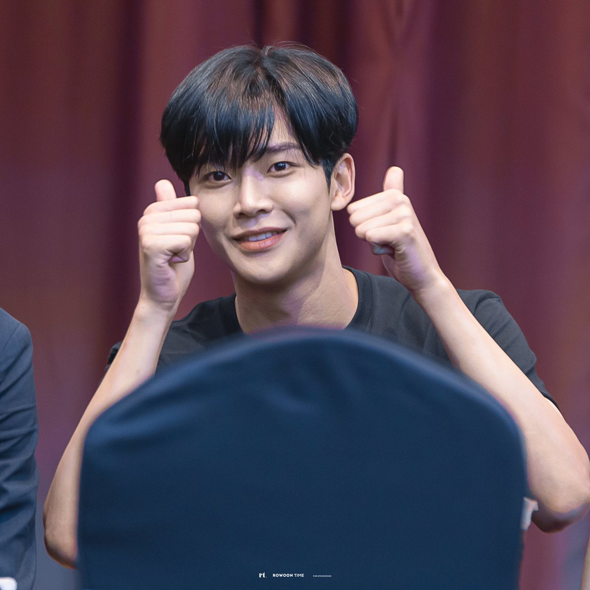 Rowoon_Bra's tweet photo. D-296🫡
Amo a trajetória de sucesso que ele construiu 🩶✌🏼
10 anos de debut vem aí ✨🥹
#로운 #ROWOON 
 #ロウン #김석우 #KimSeokWoo https://t.co/lpOp1IhfZd