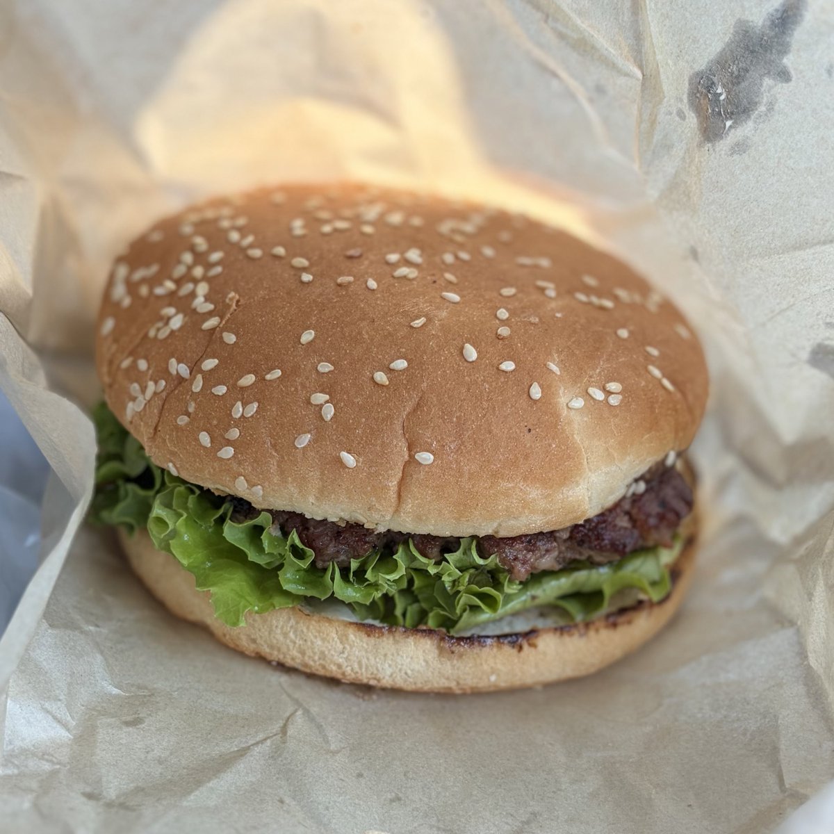 zb7_tl's tweet photo. バーガーキングが買えないなら、コナゲがあるさ🍔
CORNER GATE BURGER（#コーナー・ゲート・バーガー）🔥
肉々しいパティにシャキシャキ野菜。シンプルなのに破壊力エグい、ジューシーさ×ボリュームで満足度も高い🥺
#スタグル #ブラウブリッツ秋田👹 #仁賀保グリーンフィールド https://t.co/SnvCoUgY29