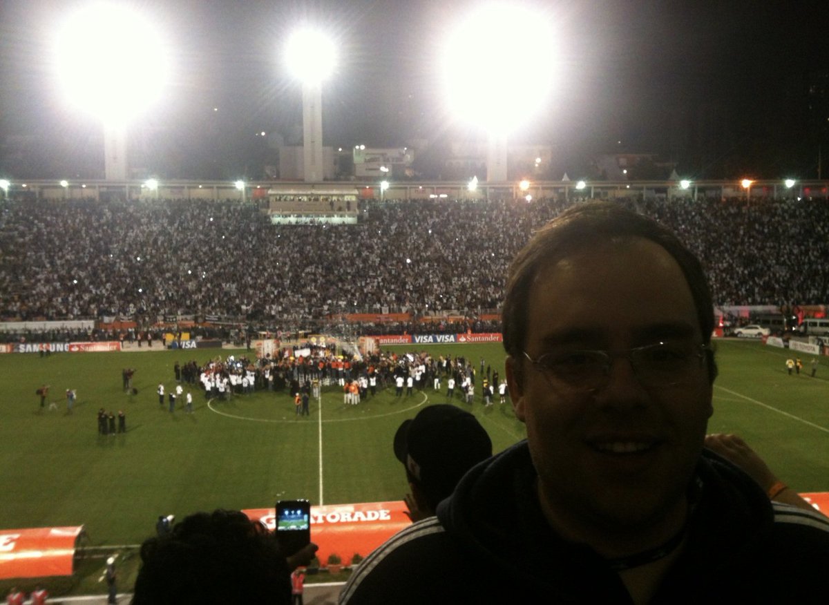 Vessoni's tweet photo. Há exatos 14 anos... LIBERTADOS!!!

🏆 Dia 4 de julho será sempre especial para todos os corinthianos. Uma data que precisa ser lembrada e celebrada todos os anos. Só quem viveu o antes e o depois sabe o quanto aquela noite foi libertadora;

🗣 Foram anos e anos vivendo sob brincadeiras, tensão, zoeiras, tristezas e lamentações até que veio aquela noite de 4 de julho de 2012, a noite da libertação;

🤝 Agradecimento eterno a Cassio, Alessandro, Chicão, Leandro Castán, Fábio Santos, Ralf, Paulinho, Danilo, Alex, Sheik, Jorge Henrique, Júlio César, Danilo Fernandes, Welder, Ramon, Paulo André, Wallace, Marquinhos, Douglas, Edenílson, Luis Ramírez, Willian Arão, Romarinho, Liédson, Willian, Elton e Gilsinho;

🤝 Agradecimento especial também a Tite e sua comissão (Cléber Xavier, Geraldo Delamore, Fabio Carille, Matheus Bachi, Mauro da Silva, Fernando Lázaro, Fábio Mahseredjian, Mauri Lima, Julio Stancati, Antonio Fedato, Edu Gaspar, Bruno Mazziotti e Dr. Joaquim Grava).

📍14 jogos, 8 vitórias, 6 empates, 22 gols marcados e apenas 4 gols sofridos (a melhor defesa da história da Libertadores!)...

... campeão invicto (único com 14 jogos na história) e passando por Vasco de Juninho Pernambucano, Santos de Neymar e Boca Juniors de Riquelme.

Libertados! Pra sempre!

📷 Daniel Augusto Jr

#Corinthians #Libertadores2012 #Libertados