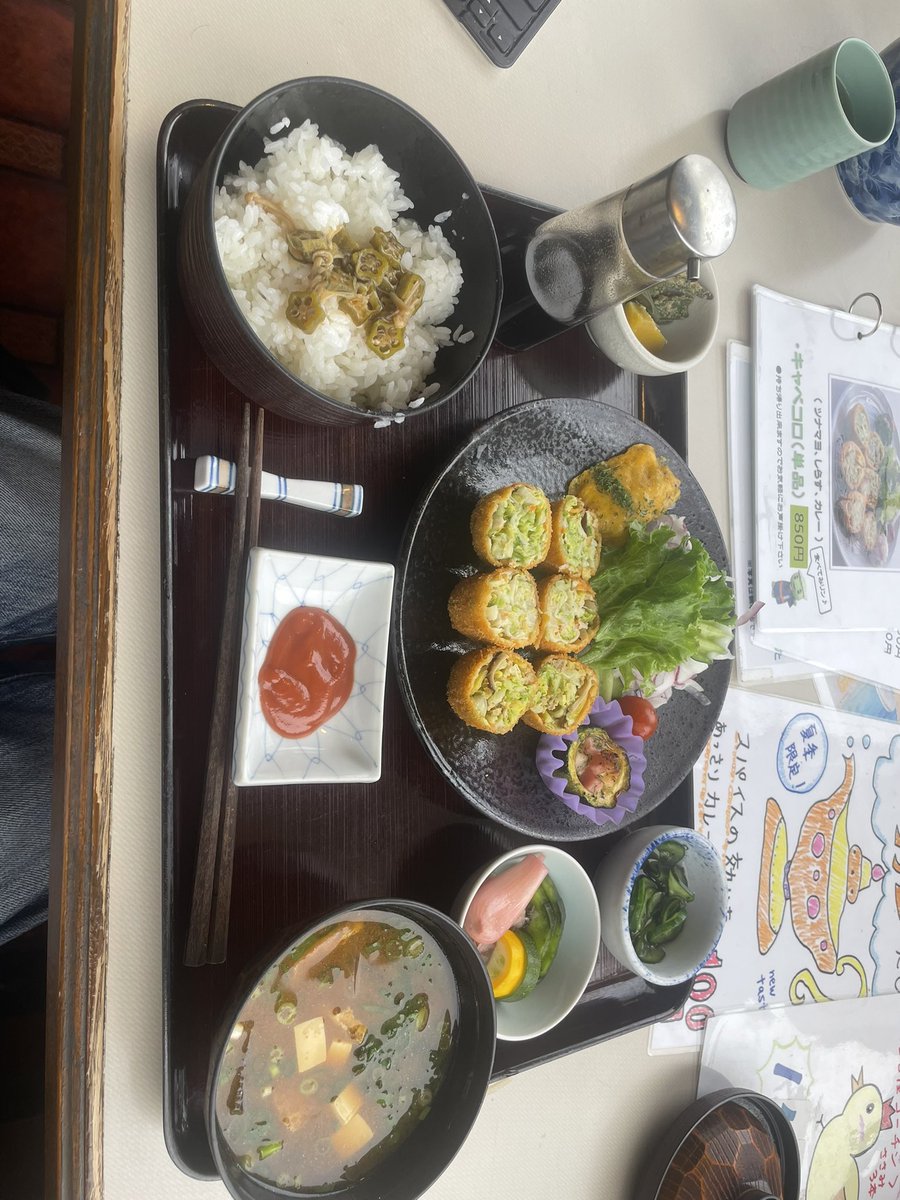 KANEP25's tweet photo. ＜グリル華＞愛知県田原市

本日は、田原市のレストラン、グリル華さんへ。
グリル華さんは、1月以来、久しぶりです。
本日も、定番、キャベコロ定食(税込み1450円)
やはりキャベコロは、定番のおいしさ!
飯の友、漬物、小鉢も充実!
ご飯は麦ご飯です。
キャベコロのおいしさの秘密、ホワイトソースもおいしい。
いつもながら、具だくさんのみそ汁も、オススメです!

#グリル華
#キャベコロ定食
#キャベコロ