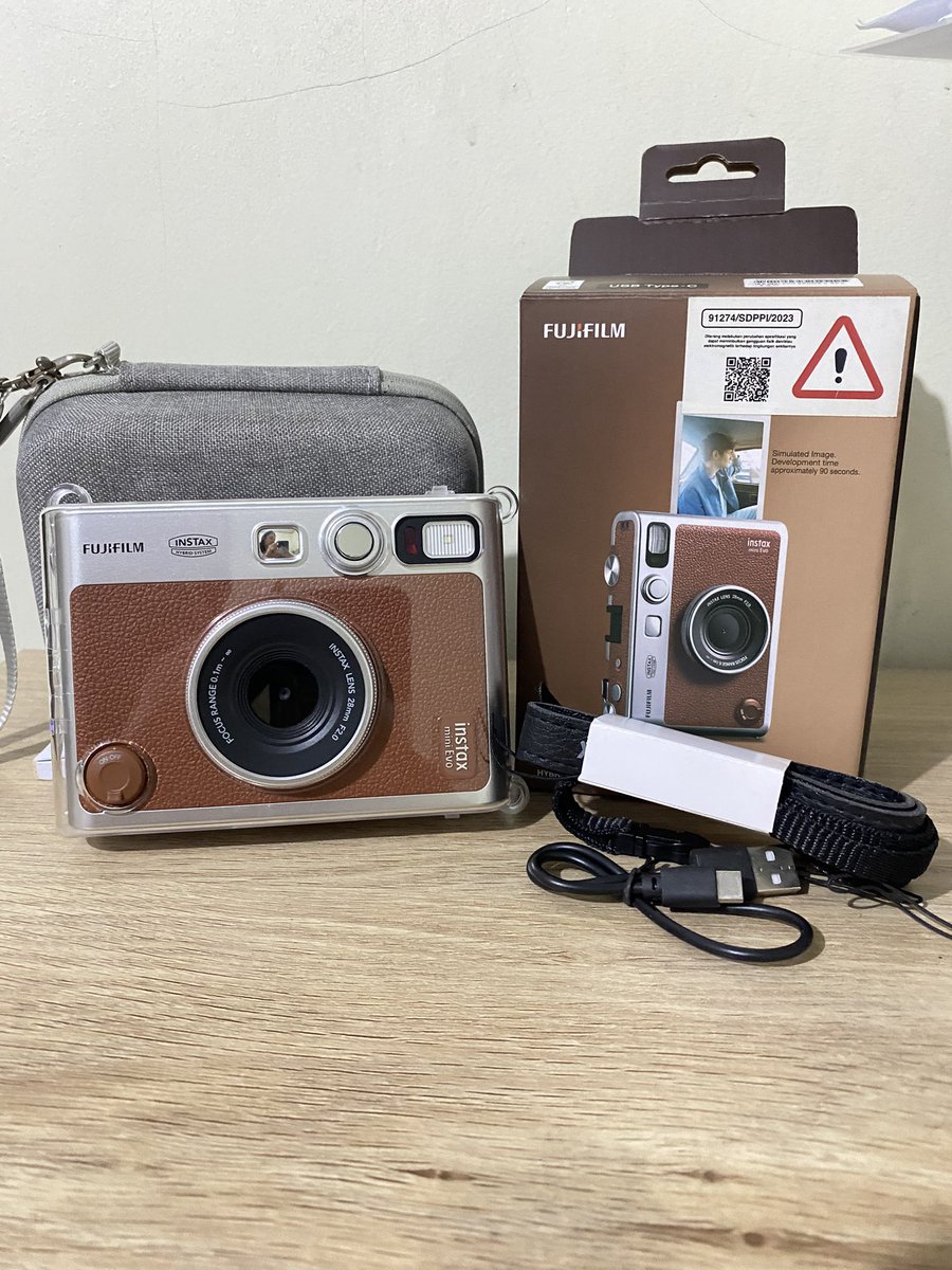 geenafn's tweet photo. ✨WTS Instax Mini Evo Brown✨

✅ Box
✅ Strap
✅ Charger
✅ Free case + clear case

💵2.200.000 (nego)
📍Bekasi

No minus, pemakaian normal, dijual karena udah jarang dipake 🙏🏻 https://t.co/Iirkynv5MJ