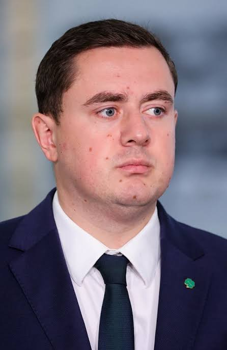 marek67r's tweet photo. 🔒 Układ zamknięty: Betonowanie systemu 
PIERWSZA PRACA I OD RAZU PRYSZCZATY MOTYKA ZOSTAJE MINISTREM.
Sytuacja, w której osoba bez żadnego doświadczenia spoza bańki politycznej zostaje ministrem, obnaża istnienie układu zamkniętego.
Partyjniactwo ponad kompetencjami🤬 https://t.co/eXzizEv5Ky