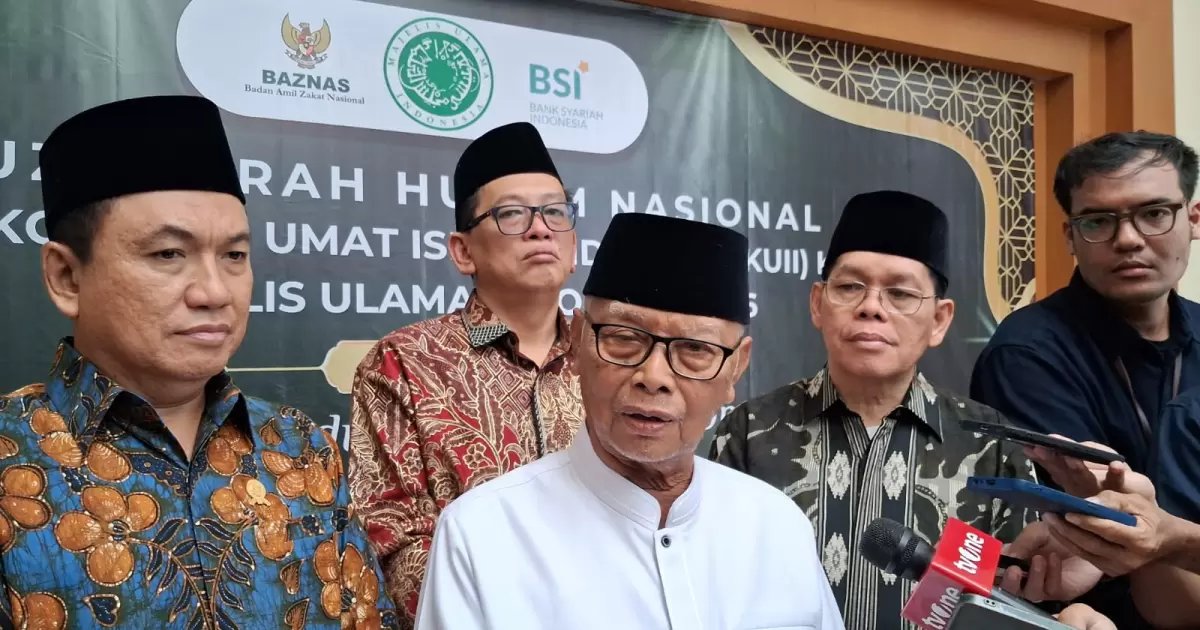 LambeSahamjja's tweet photo. pendapat ketua MUI soal maraknya pejabat yang korup:
- Korupsi adalah pengkhianatan berat terhadap amanah rakyat & negara.
- kalo bisa mereka harusnya di hukum M4T1
- jangan ngomongin HAM sama orang yang peduli dengan hak orang banyak 
- Pelaku korupsi hukumnya haram dan berdosa besar.
- MUI dukung penuh langkah tegas KPK & aparat penegak hukum tanpa pandang bulu.
- Desak hukuman maksimal + pemiskinan koruptor agar ada efek jera.
- Ajak umat & pejabat jadikan kejujuran dan amanah sebagai budaya, bukan slogan.