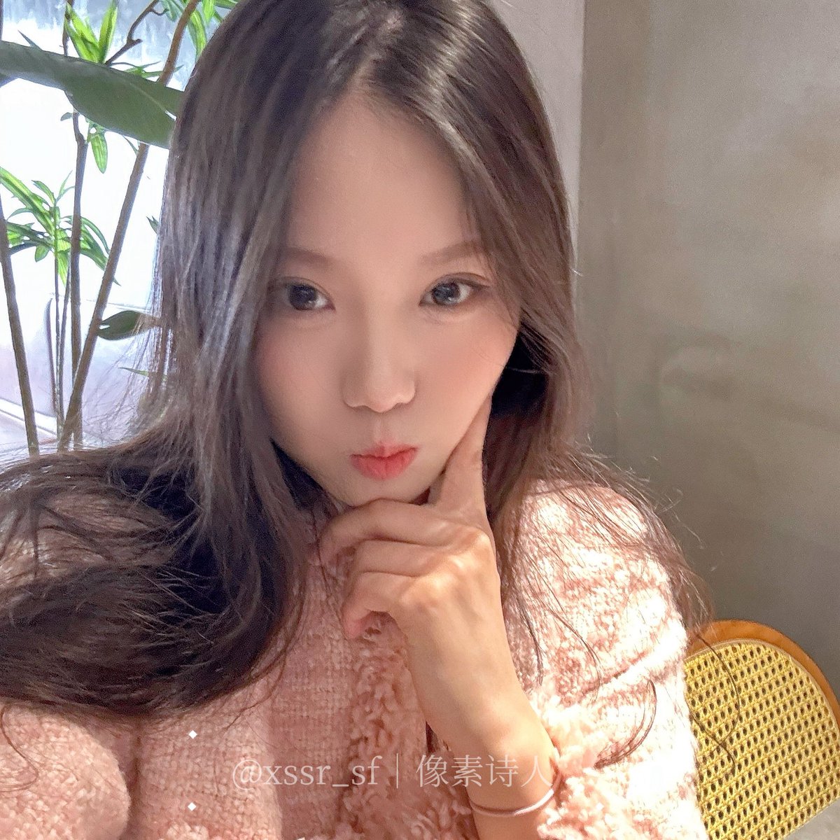 xssr_sf's tweet photo. 甜美乖巧的小妹妹刚进门，就迫不及待地跪在我面前，一口含住我的鸡巴，眼神又纯又骚……这谁顶得住啊？
她提前准备好的那件火红性感小战袍，紧紧裹着她白嫩的身子，反差感拉满！
看着她一边含着鸡巴一边抬头看我，那副又乖又浪的样子……直接开干！ https://t.co/tPjBDZgCbd