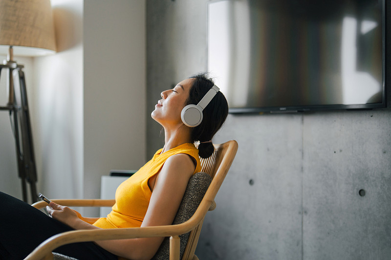 MaryleeBryeui's tweet photo. Just found a hidden indie track that hits so different—warm guitar riffs + smooth vocals = my new late-night study buddy, 10/10! https://t.co/uKSNDdO5OU