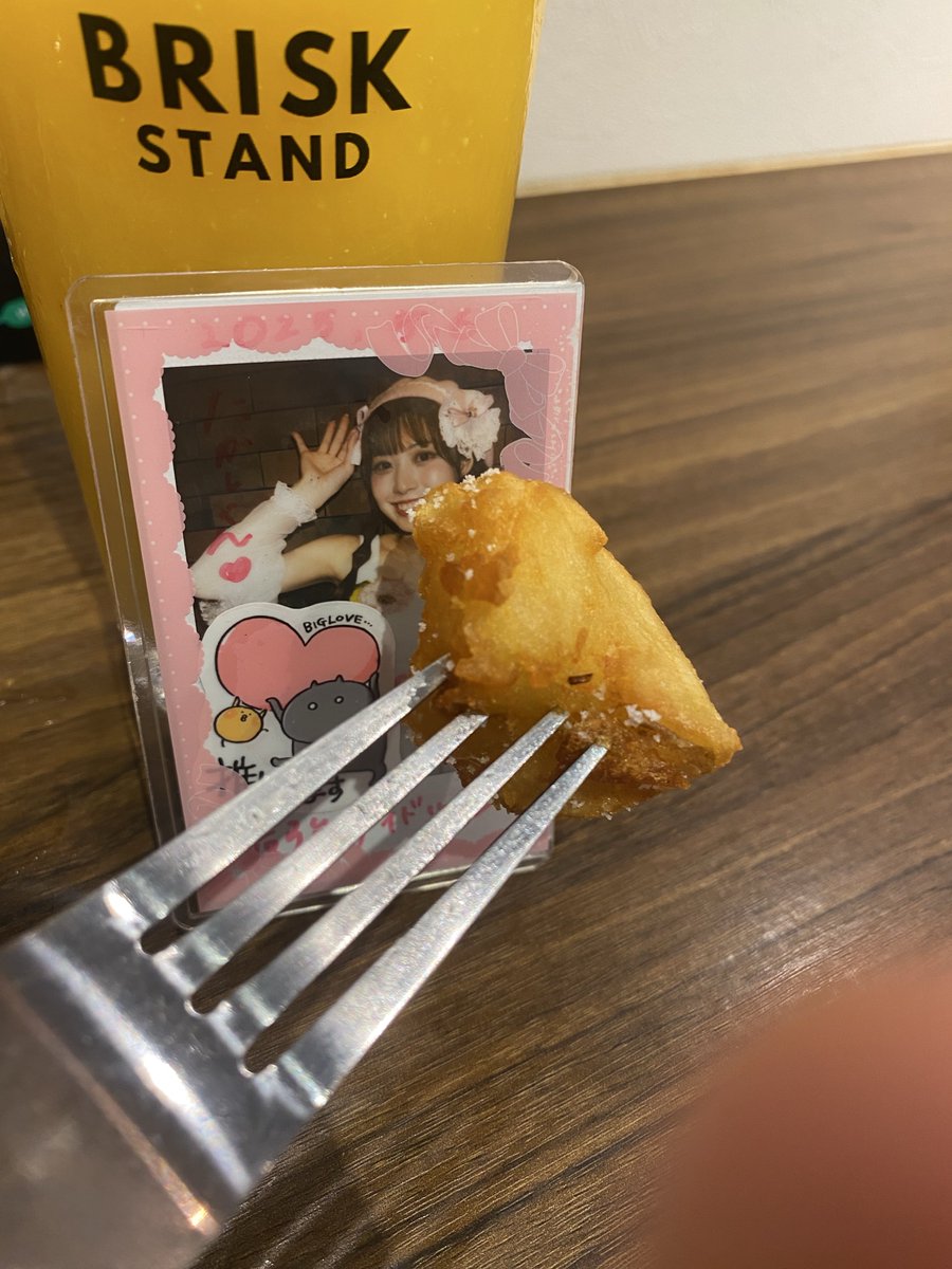 maovelous0609's tweet photo. 順番前後しますが、今日早めに浅草行って朝からハンバーガー食べた
神戸のお店らしい
切った上でまた焼く、カリカリな感じが素敵なハンバーガー
煮たまねぎも美味しい!
ポテトも美味しかったからまおちゃんにも味わってもらったよ🍟
#今日もマオ活
#briskstand https://t.co/cENGqWqybD