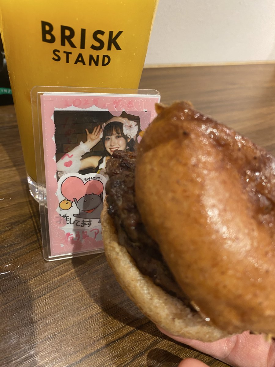 maovelous0609's tweet photo. 順番前後しますが、今日早めに浅草行って朝からハンバーガー食べた
神戸のお店らしい
切った上でまた焼く、カリカリな感じが素敵なハンバーガー
煮たまねぎも美味しい!
ポテトも美味しかったからまおちゃんにも味わってもらったよ🍟
#今日もマオ活
#briskstand https://t.co/cENGqWqybD