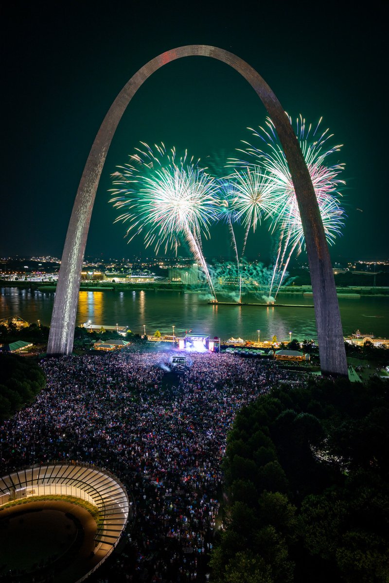 GatewayArchSTL's tweet photo. Feeling iconic 🎇

REMINDER: My Tram Ride to the Top and the free museums in Gateway Arch National Park &amp; the Old Courthouse are OPEN on Saturday, July 4th! https://t.co/rLIAHMZmD8
