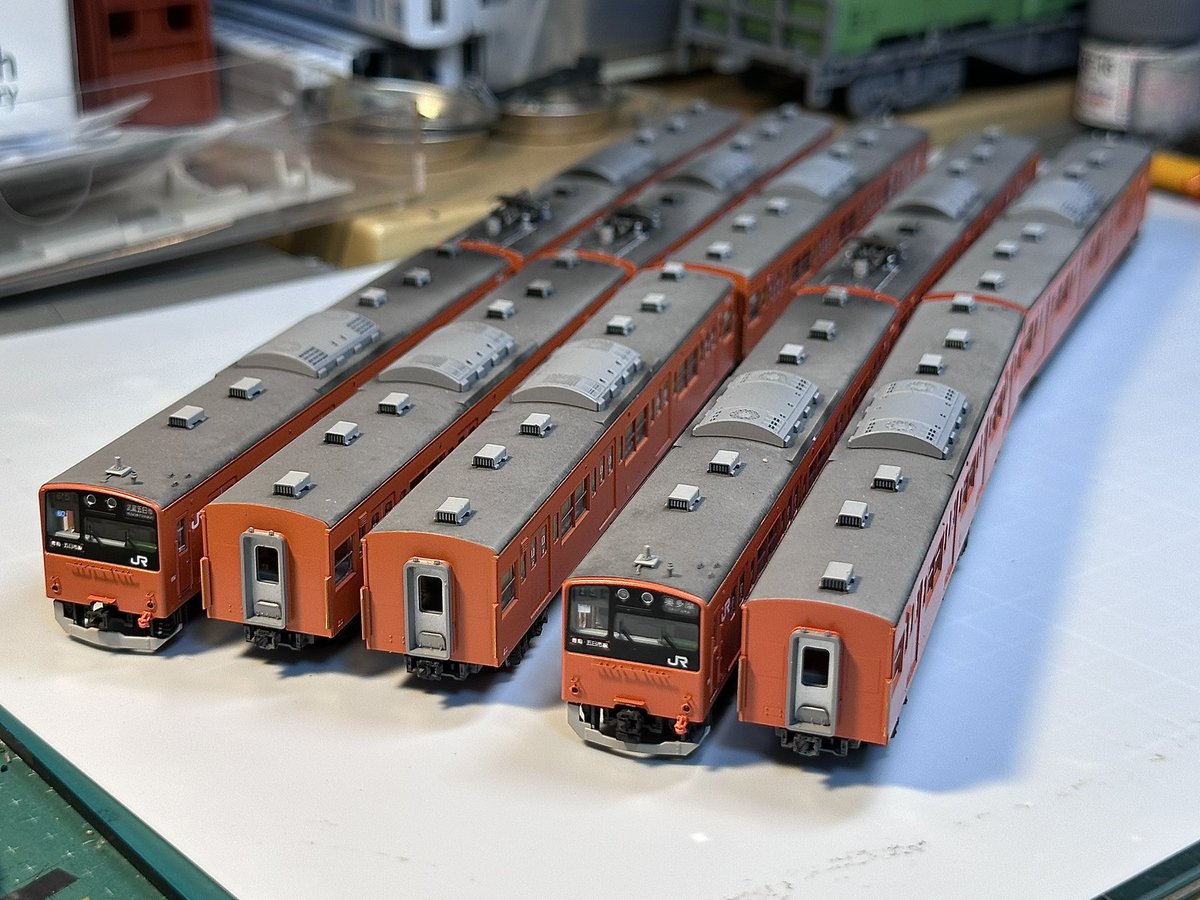 Zo179836284Zo1's tweet photo. 〜TOMIX201系青60編成+青1編成〜

京葉の基本と中央の増結をベースに手すりの別体化や再塗装、色差しでカッコよくしてみました。
実車は青編成の中では数少ない鋼製キセのAU75が特徴でしたね^_^ https://t.co/ubdXOitEAE