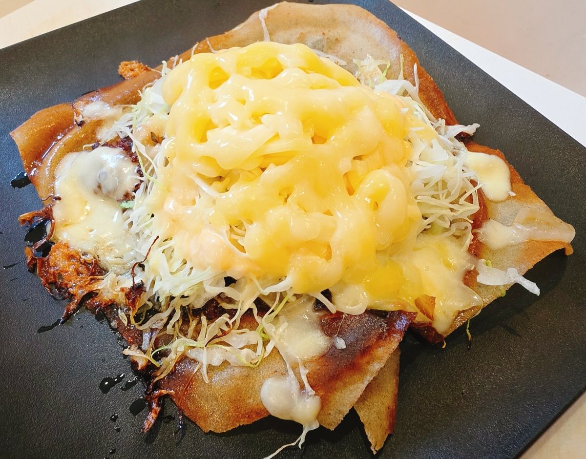 SOUAKI7's tweet photo. 春巻きの皮に
ハンバーグのタネ乗っけて焼いて
オニオンソテーと
キャベツ千切りと
オーロラソースと
チーズのせて蒸したやつ
うま(*´﹃｀*)
#ランチ https://t.co/RewtNjNqyN