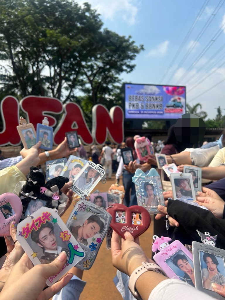 yoshiwru's tweet photo. #beusbermain ke dufan https://t.co/UkBqzRceJV