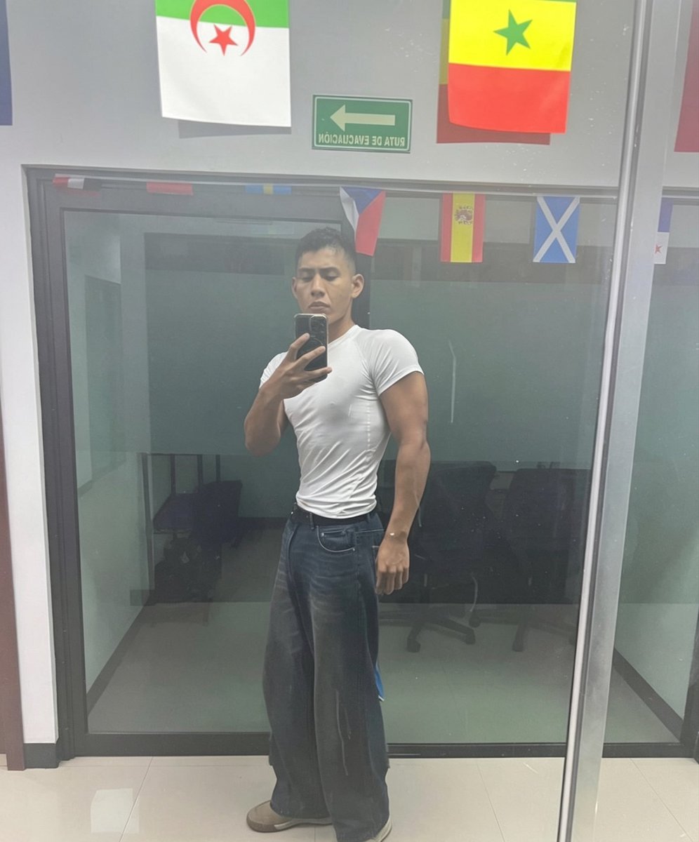 Eleazarafuria's tweet photo. Aparte de pertenecer al ambiente del desmadre y el mundo del ejercicio💪También soy Lic en Administración por si les gustaría saber.
#Lic 
#Administración
#Fitness
#Seriedad 
🤍💙🤍🧑‍💼 https://t.co/9ODjZbfV7Y