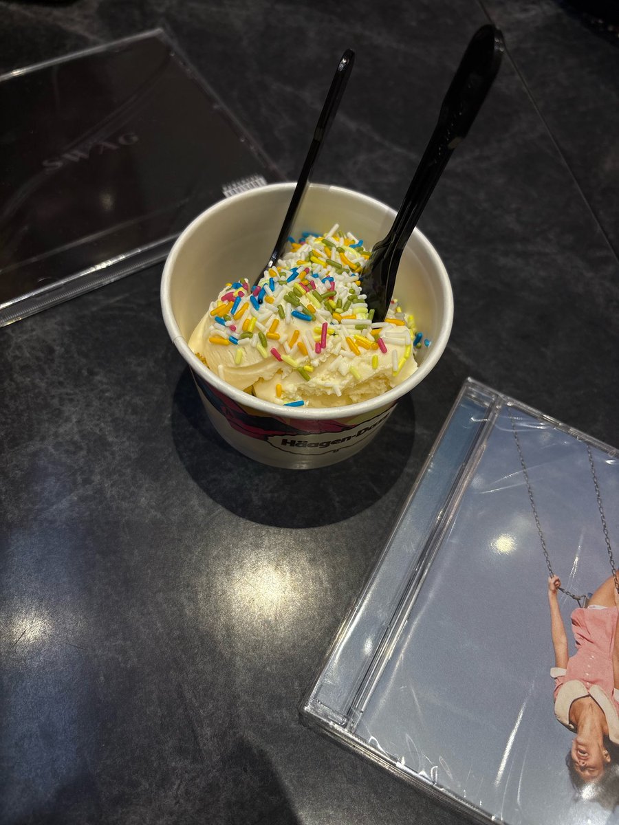 Lili97483's tweet photo. i love my friend🥹 she knew how sad and upset i was when modrić lost so she wanted to cheer me up the next day:<♡ https://t.co/IVEv8SEPX4