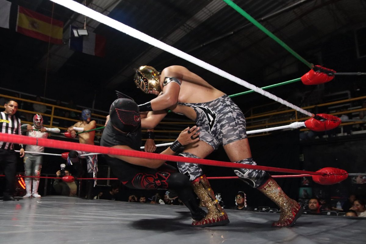 LaTijeraLucha's tweet photo. En una movida batalla en relevos australianos, los rudos #ComandoSalazar,#Rocko y #Caballero logran dar cuenta de #Acustico, #Sanyel y #KidLaberinto en una lucha premiada con dinero por la afición que se culminó con una llave en el centro del ring de la #ArenaAztecaBudokan 🔥 https://t.co/pk3Q14tdkg