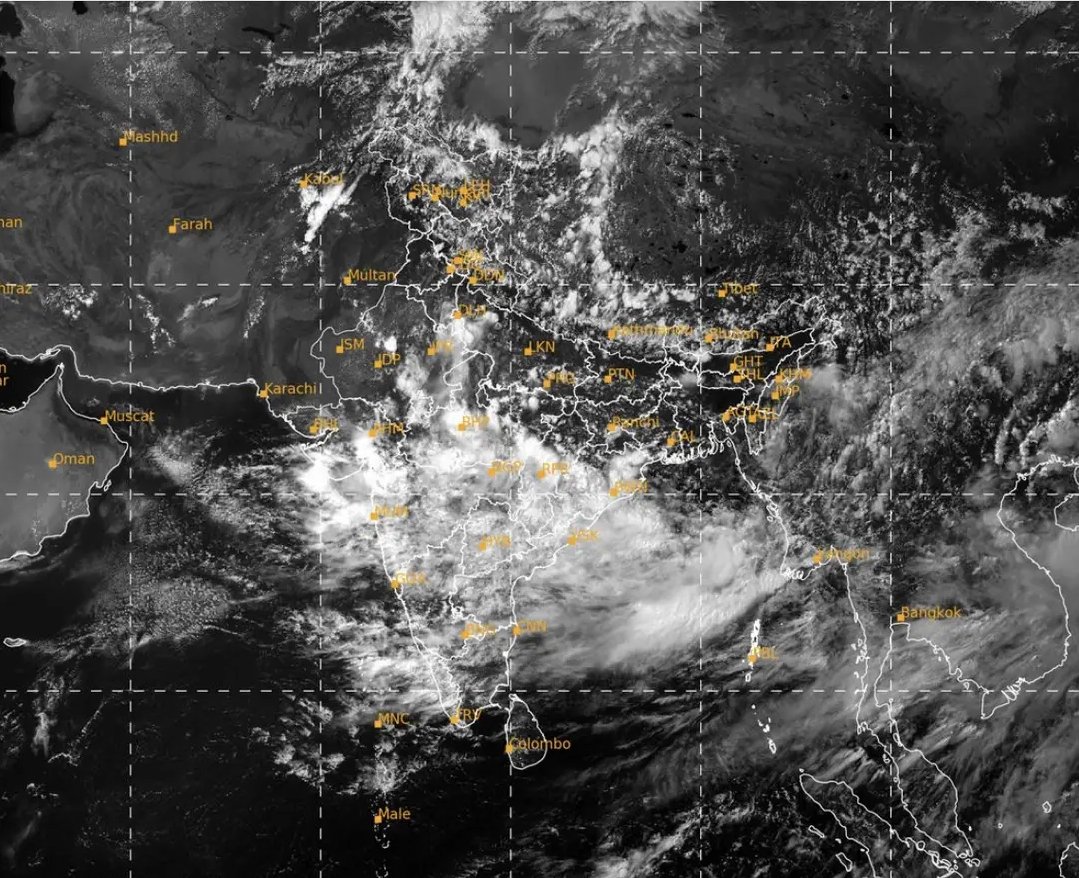 ShyamuYadakmzq's tweet photo. सैटेलाइट तस्वीरों में पश्चिमी भारत में मौसम बदलने के संकेत। अरब सागर से गुजरात तक घने बादल छाए हैं, जो सक्रिय दक्षिण-पश्चिम मानसून का इशारा हैं। गुजरात के सूरत और नवसारी में भारी बारिश की संभावना है। #WeatherUpdate #Monsoon2026 #Gujarat #voiceofunity #breakingnews #viral #india https://t.co/Wdty1P1wOJ