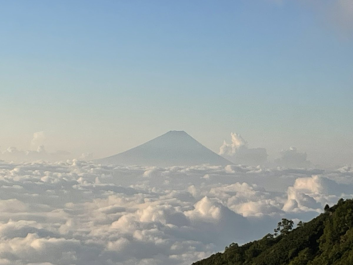 Fp7Cve's tweet photo. 本気で富士山は見る山って思ってるけど、もし今日何かあって2度と登山出来ないってことになったら多分後悔するだろうから登っとくべきなんかな。富士山🗻これから老いて衰えていく一方の身体、早い方がいいよなぁ🙄 https://t.co/CPKI7tb0Ce