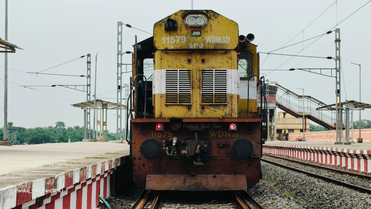 PankajRailFan's tweet photo. समस्तीपुर शेड का WDM3D लोकोमोटिव जो वर्तमान समय में 55523 सहरसा-समस्तीपुर वाया अलौली वाली पैसेंजर ट्रेन में अपनी सेवा दे रहा है। कुछ समय के बाद यह लोकोमोटिव इतिहास का हिस्सा बन जायेगा।
#Alco #Wdm3d #Samastipur https://t.co/ft9D7ZtXTZ