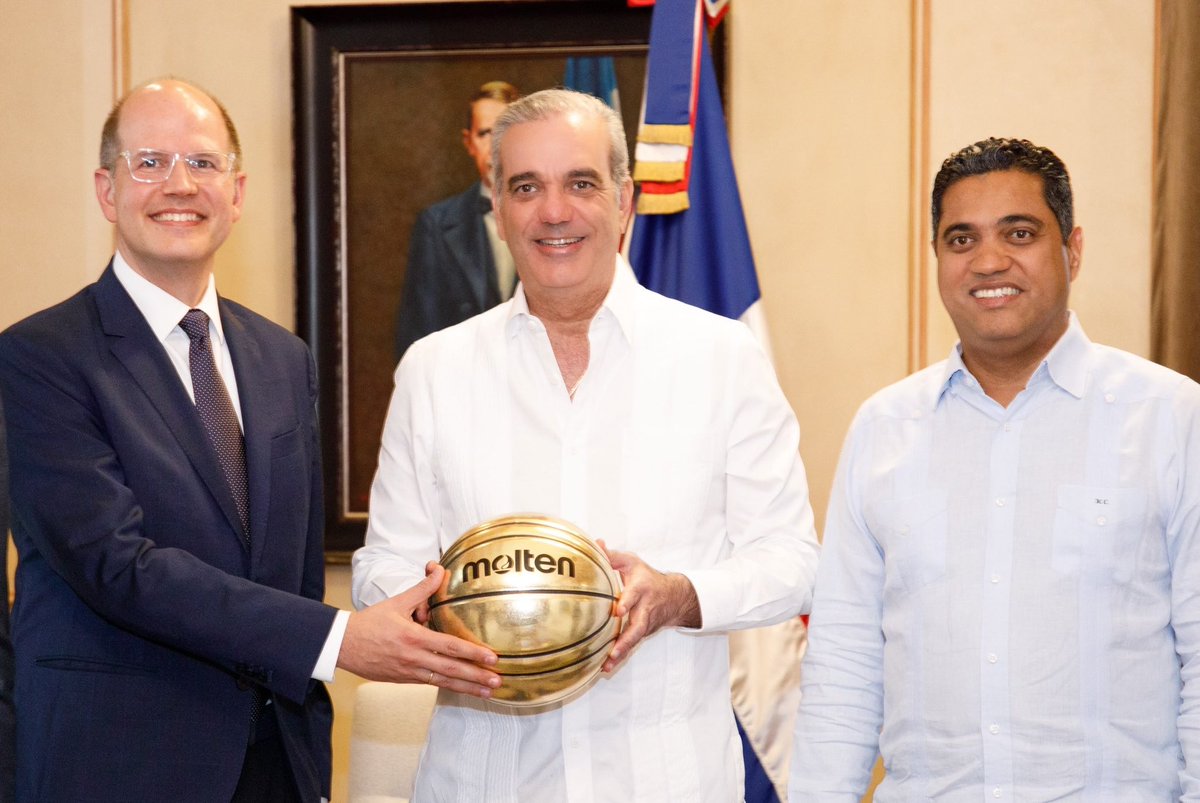dpprdo's tweet photo. El presidente @LuisAbinader recibió a los principales ejecutivos de la Federación Internacional de Baloncesto (FIBA) y al comité organizador local, en el marco de la planificación de los XXV Juegos Centroamericanos y del Caribe #SantoDomingo2026

🔗Amplía https://t.co/dlx9bzMHyZ https://t.co/HXZ1DqIplR