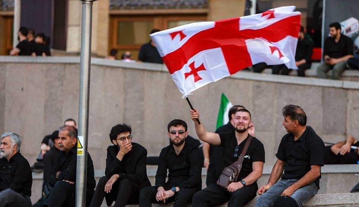 FatemehE20's tweet photo. مهمان گرجستانی اولین روز وداع با رهبر شهید انقلاب
#باید_برخاست
#منادی_بعثت https://t.co/pG9By8naGn