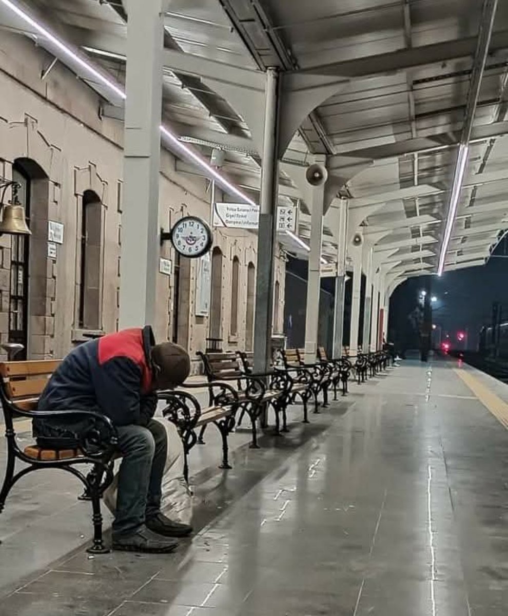HomerosHoca's tweet photo. Günaydın, 
Tolstoy 83 yaşında, hem de koltuğunda "Karamazof Kardeşler", hem de tüm mal varlığını bırakıp bir küçük tren istasyonunda ölüme neden koşmuştur?
İyilere selam, 🙋
Kötülerle kavgaya devam...
✌️🕊️🌱🎶🌹🫶🫂☕ https://t.co/184iLPi6mm