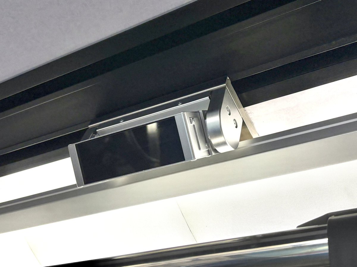 kh3000series's tweet photo. 京阪3000系の車内に防犯カメラの設置が始まりましたね🚃これまで扉上の鴨居部に設置されてきた13000系などとは異なり車内灯の横に設置されています。妻面には、以前、無料Wi−Fiサービスの装置があった場所に、関連の装置が取り付けられています。3001Fにて。 https://t.co/gusKIyxlaN