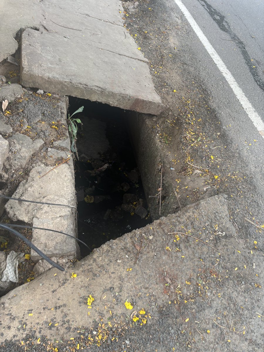NimmaNikhil's tweet photo. Respected Shri @krishnabgowda sir, I
wholeheartedly appreciate your effort to clear the Bengaluru Footpaths for Citizens and Dogs to peacefully walk
But the real issue is there are Drainages which are legally called as Footpaths, but more dangerous than the potholes of Bengl'r https://t.co/y45PL0ujGL