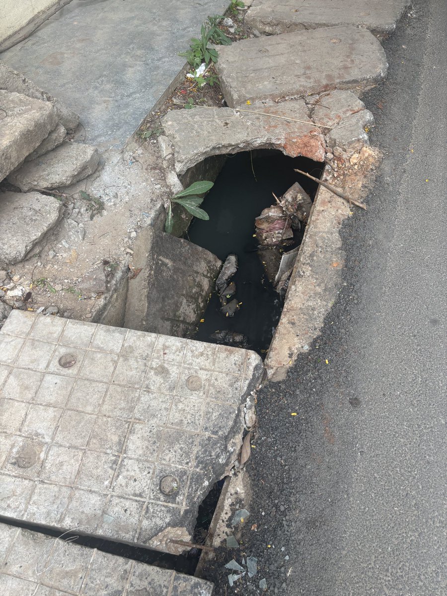 NimmaNikhil's tweet photo. Respected Shri @krishnabgowda sir, I
wholeheartedly appreciate your effort to clear the Bengaluru Footpaths for Citizens and Dogs to peacefully walk
But the real issue is there are Drainages which are legally called as Footpaths, but more dangerous than the potholes of Bengl'r https://t.co/y45PL0ujGL