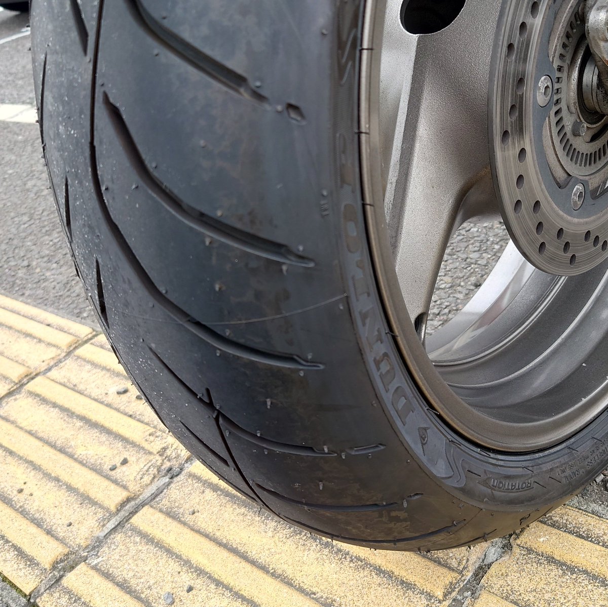 タイヤ新品になって幸 やっと前後同銘柄になった
