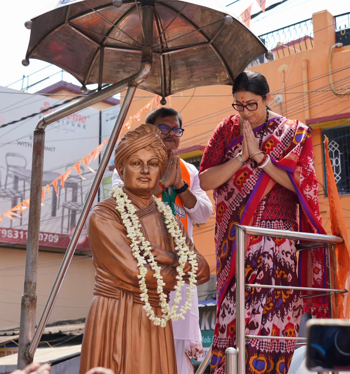 smritiirani's tweet photo. श्रद्धेय स्वामी विवेकानंद जी ने अपने जीवनकाल में माँ भारती, सनातन और भारतीय संस्कृति के वैभव को अपने प्रयासों से पुनर्स्थापित किया। उन्होंने धार्मिक चेतना को जागृत करने, सांस्कृतिक विरासत के प्रति गौरव की भावना उत्पन्न करने के साथ-साथ युवाशक्ति को राष्ट्रनिर्माण की नींव के रूप में प्रोत्साहन दिया।

आत्मनिर्भरता और आत्मविश्वास का जो संदेश स्वामी जी ने दिया, वही हमारे राष्ट्र की उन्नति हेतु सबसे उपयुक्त मार्ग है। उनकी शिक्षाएँ, दर्शन और हिमालय समान विराट व्यक्तित्व पीढ़ियों तक देशवासियों को प्रेरित करते रहेंगे।

ऐसे महामानव के निर्वाण दिवस पर उन्हें शत-शत प्रणाम।