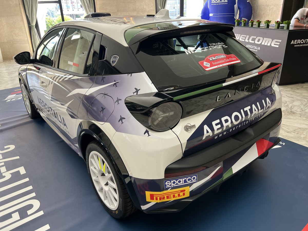 rallyplus's tweet photo. 【けいこのホゲホゲERC@ローマ日記】  
HQ入口に展示されているイプシロン・ラリー4 HF。今回のスポンサーの航空会社、アエロ・イタリアのカラーリング。

#WRCjp #ERC #WRC #hogeERC #RallydiRomaCapitale https://t.co/0KipksR4II