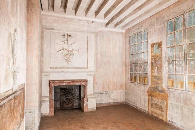 domainechambord's tweet photo. Hidden inside @domainechambord is a fascinating detail. In the castle's mysterious trompe-l'œil study, a painted book refers to America's independence. It’s a reminder that Chambord still holds secrets in the most unexpected places. 📷 Closed to preserve its painting. #4thOfJuly https://t.co/U4Ct1csGrr