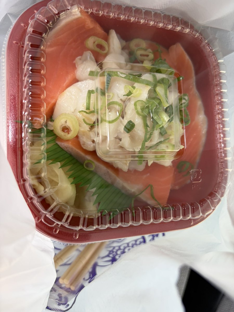 夕飯はここで買う🤗（蓋が閉まらない山盛り最高！🥰）
