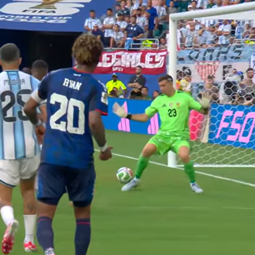 rynjirograven38's tweet photo. Ele literalmente fura o chute, o pé dele estava exatamente no percurso da bola. 
Mas aí vão te dizer que ele tem O DIREITO de tomar esses gols porque depois ele "conserta" https://t.co/ojheIzwlE1