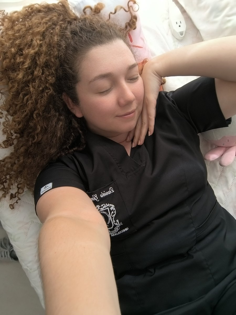 utopitora's tweet photo. En otras noticias:

Aquí se ven los crespitos :)
Me ha crecido mucho el cabello 
Pero me han salido todas las canas que no tenía antes https://t.co/vdwlCyI3Mq