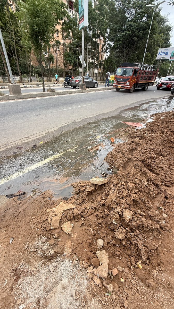 i_am_paurush's tweet photo. Seegehalli, Whitefield near Nitesh Forest Hills/Budigere Cross: for 1+ month, drain/sewage water is flowing on the road. Footpath is dug up and unusable, smell is unbearable, and pedestrians are forced onto traffic. Please inspect and fix urgently.

@Dr_Yathindra_S @DKShivakumar https://t.co/146ag1Oa3E